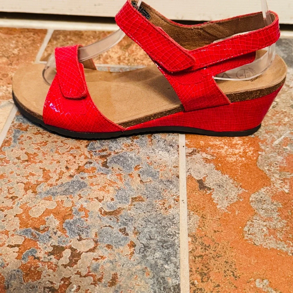 🌹Sassy Wedge, Made In Spain Vionic Ortho Red Leather Women's Adjustable Sandals! - Picture 7 of 14